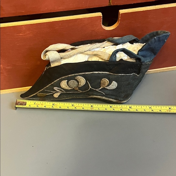 Antique Embroidered Blue and Cream Lotus Shoes - extremely rare - Picture 4 of 14